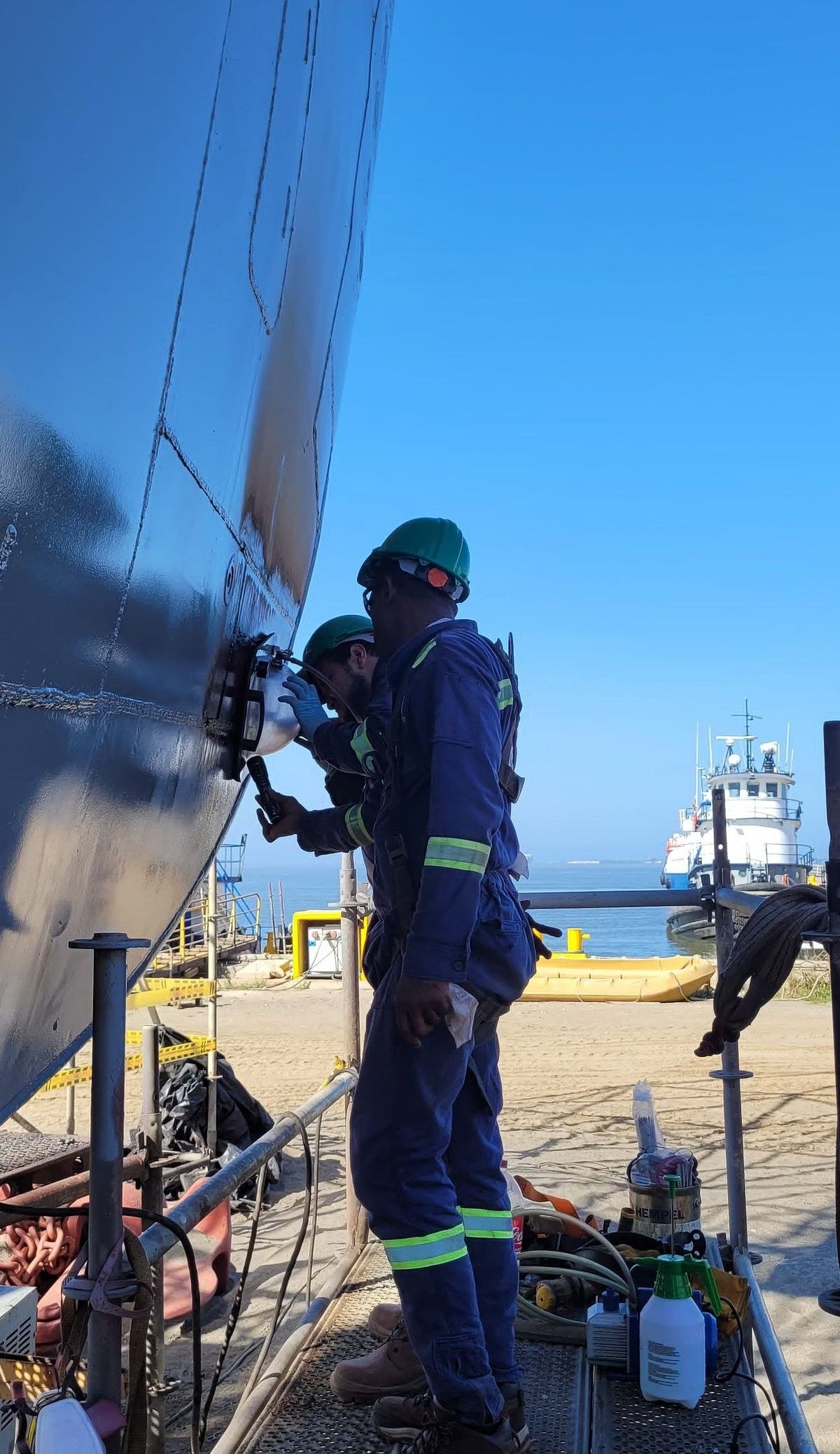Técnicos de Quality Testing inspeccionando con ultrasonido el casco de una embarcación